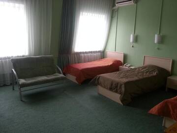 Фото номера Трехместный номер Гостиница Alexander House Sport г. Барнаул 3