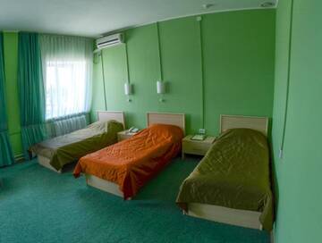 Фото номера Трехместный номер Гостиница Alexander House Sport г. Барнаул 2